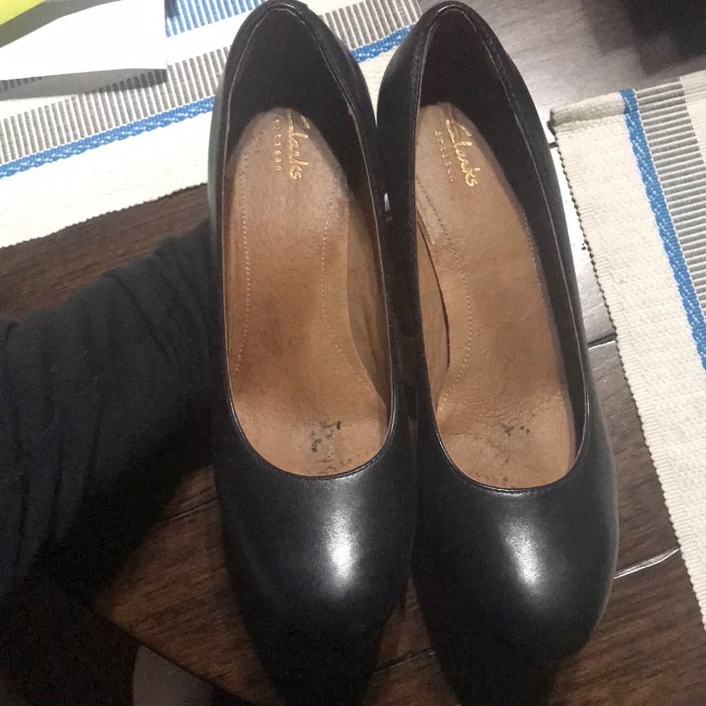 Clarks black leather pump size 9 heels